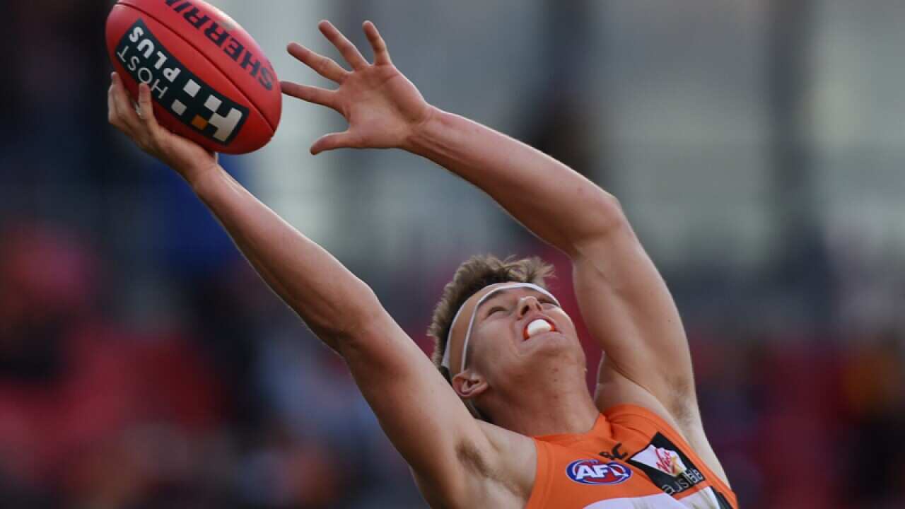 Giants' Adam Tomlinson takes a mark