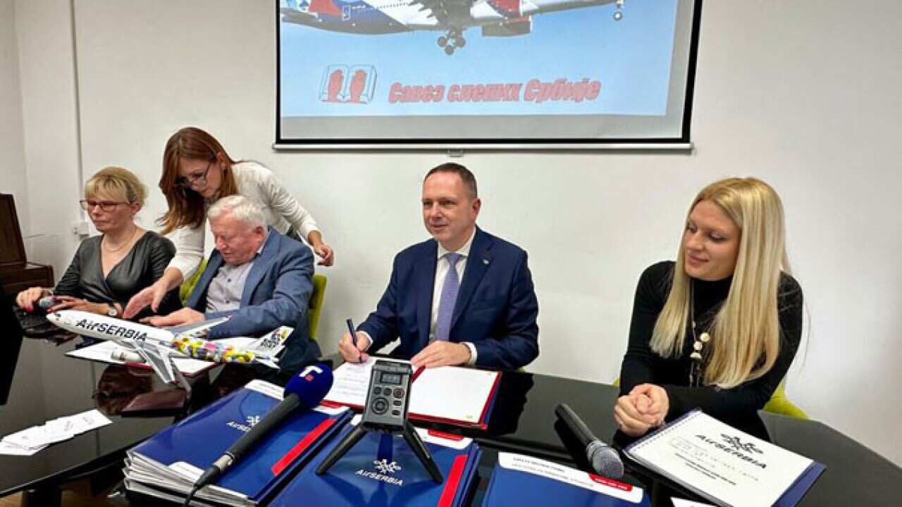 677z381_u-avionima-er-srbije-uputstva-i-na-brajevom-pismu-.jpg