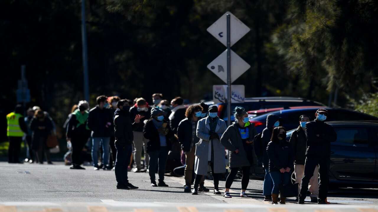 مردم در برابر یک مرکز آزمایش کووید-۱۹