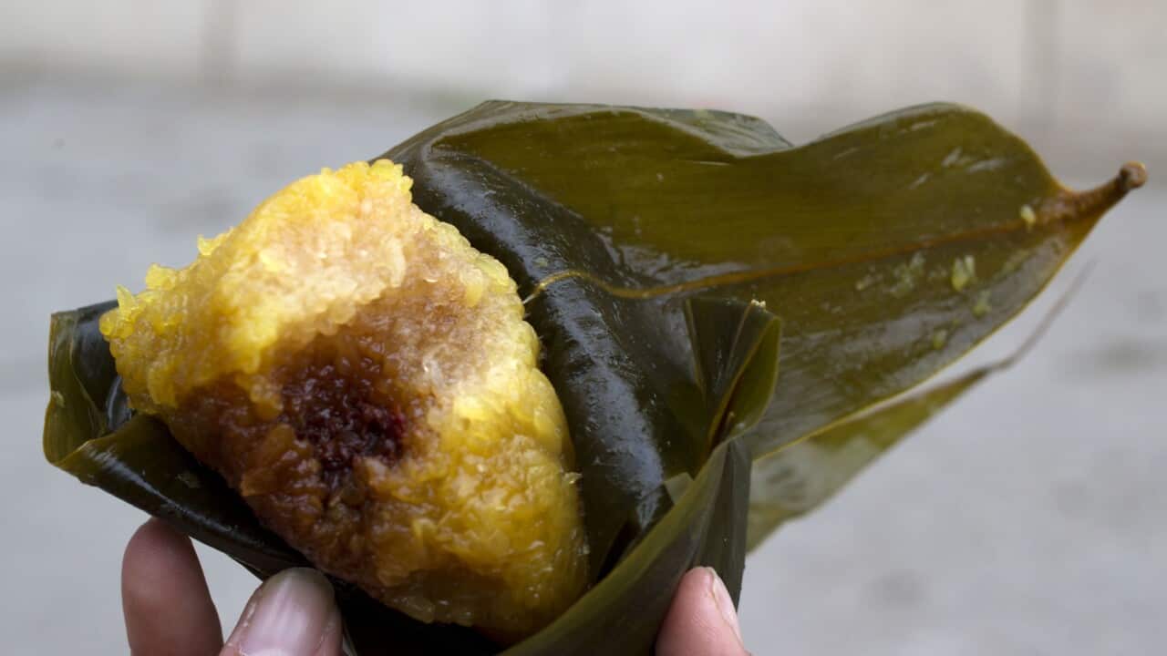 Wrapping Ningbo Sticky Rice Dumplings