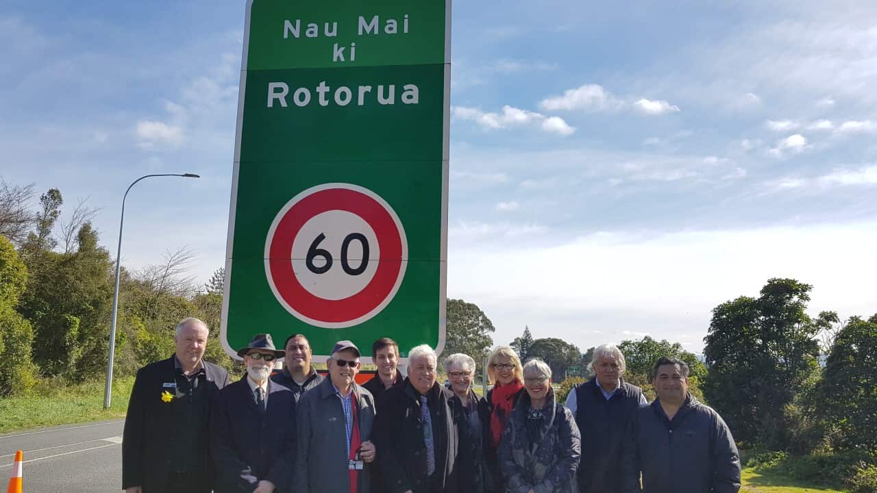 Ein erstes Strassenschild in Maori und Englisch
