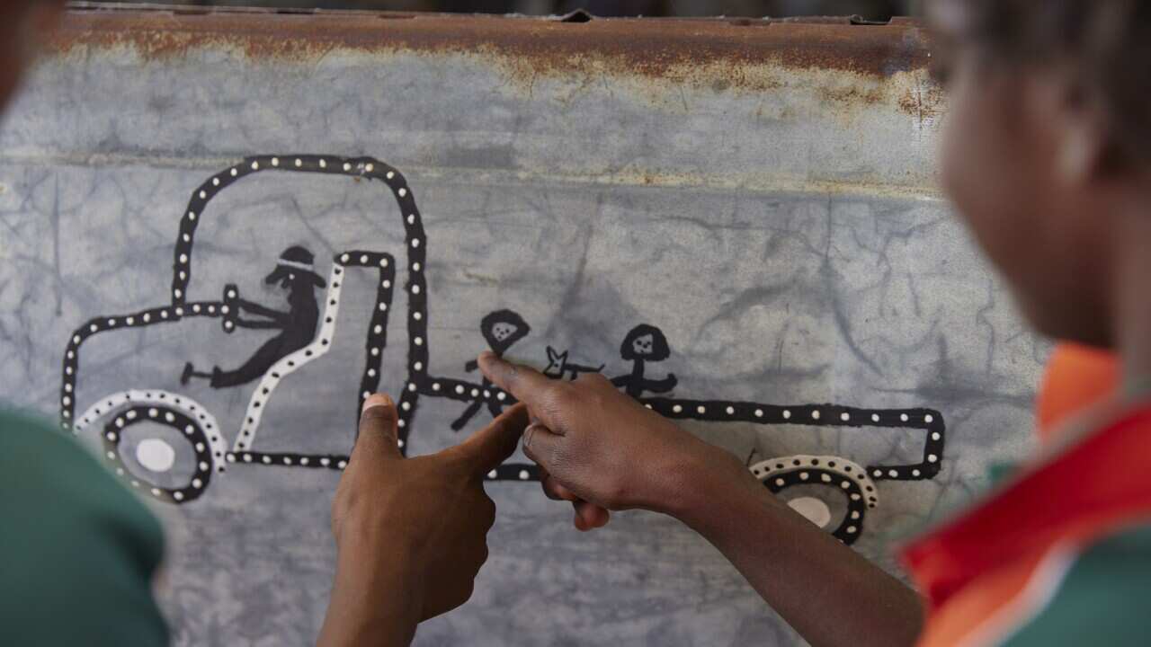 Students from Ngalangpum school looking at Shirley Purdies painting on Warnarral Ngoorrngoorrool, 2021. Photo by Jess Wyld.jpg