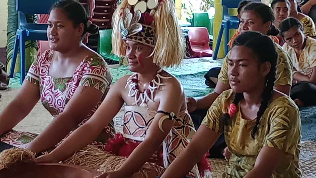 Samoan Taupou wearing tuiga.jpg