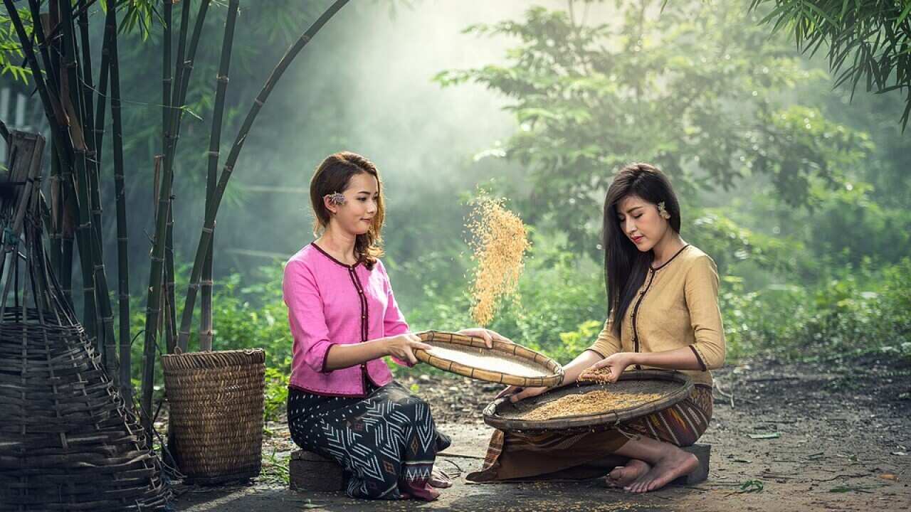 Cleaning rice - Pixabay