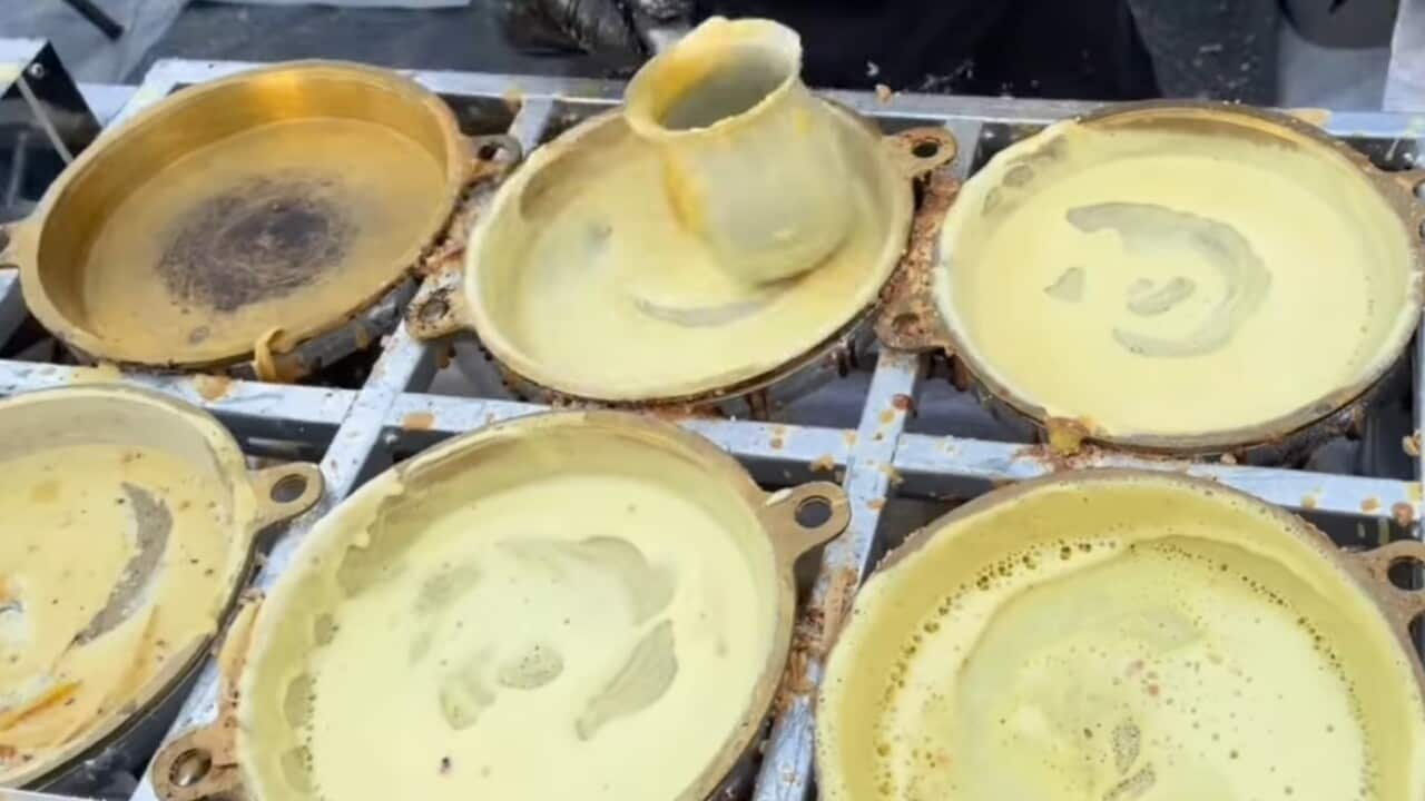 Apam balik antara juadah paling popular dijual di pasar malam. Credit: SBS Bahasa Melayu
