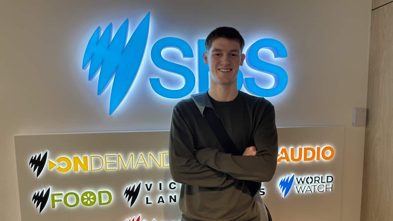 Vinnie Delaney Barbera negli studi di SBS.