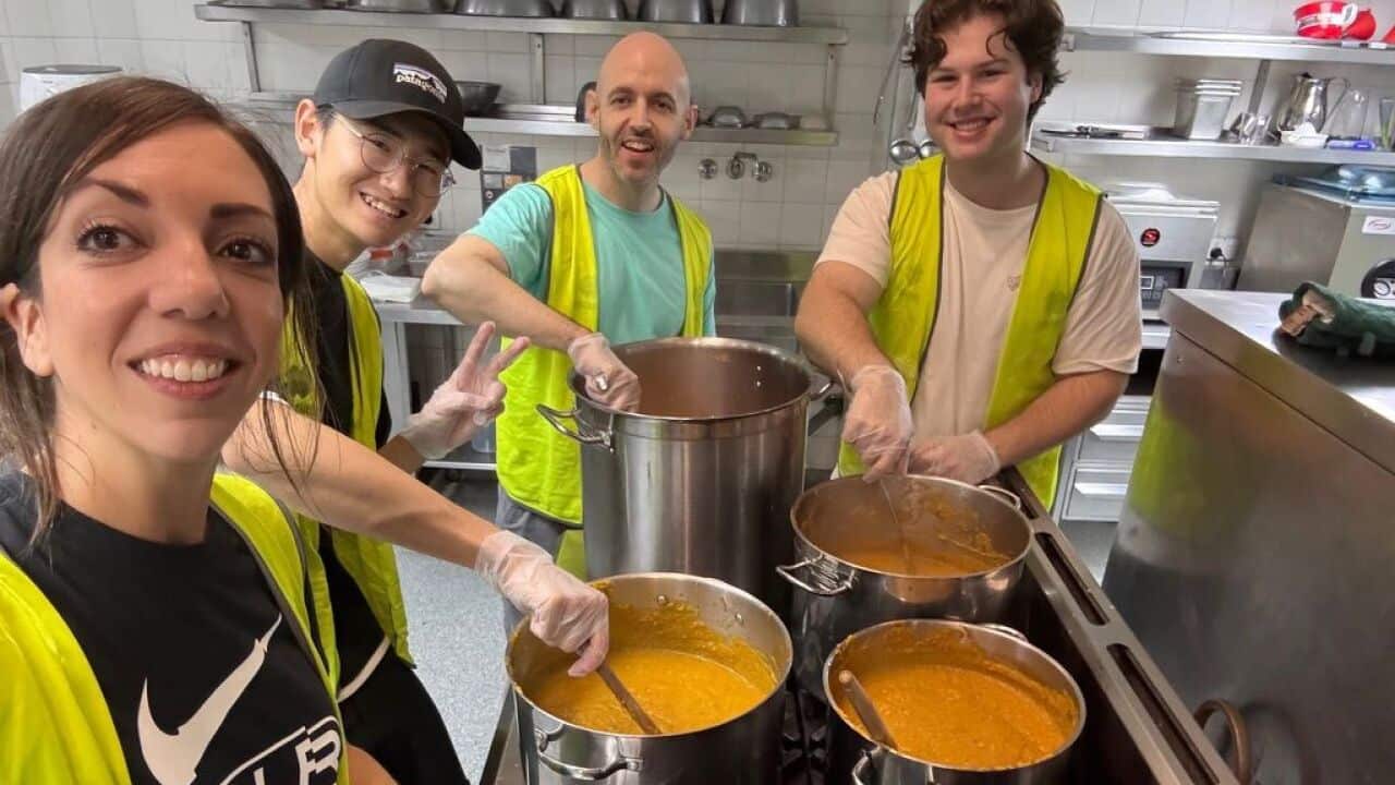 Fiorenza Provenzano insieme a volontari di Serve the City.