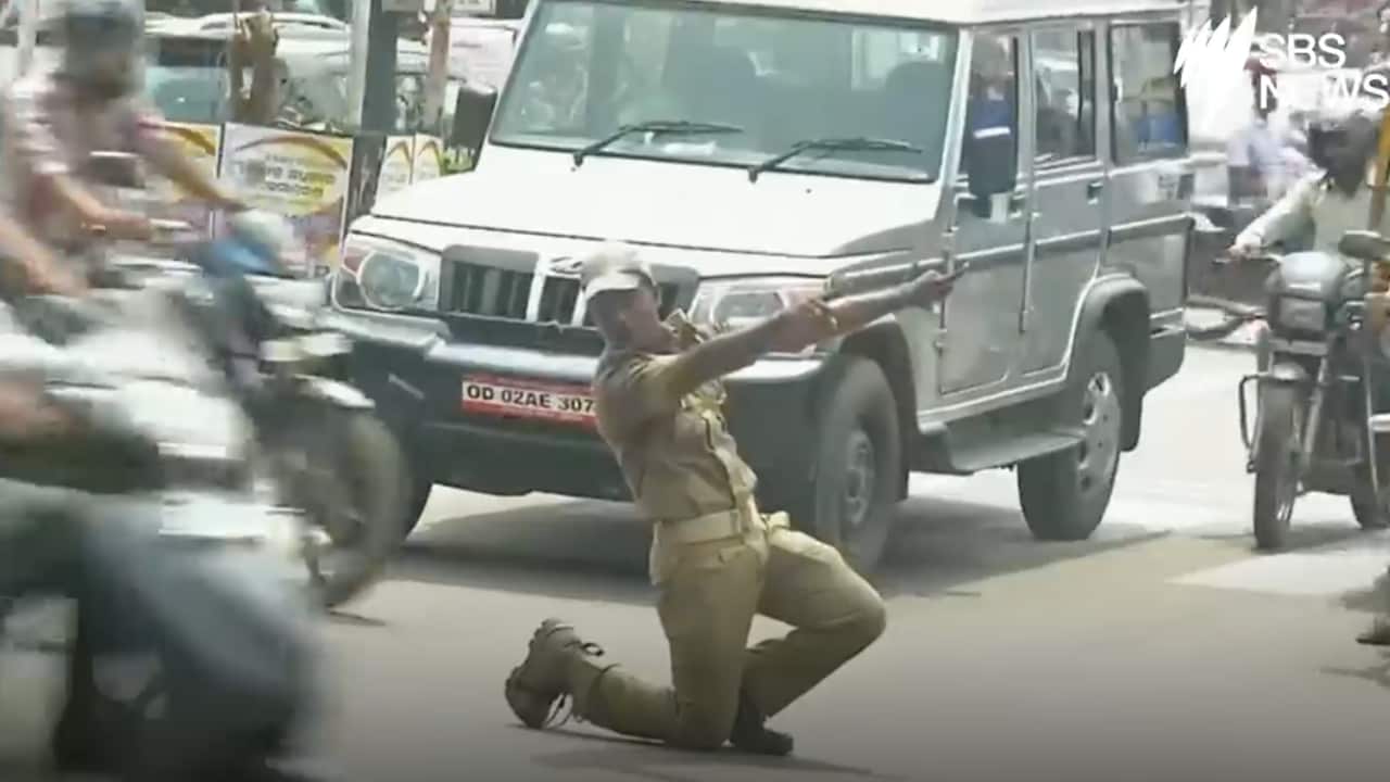 Indian police officer uses his dance moves to control traffic