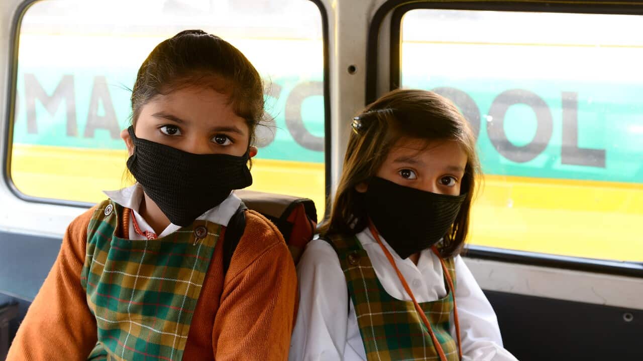 Indian school children wear masks as they sit inside a school cab as schools re-open after three days of closure due to smog, in New Delhi on November 10, 2016.  / AFP / SAJJAD HUSSAIN        (Photo credit should read SAJJAD HUSSAIN/AFP/Getty Images)