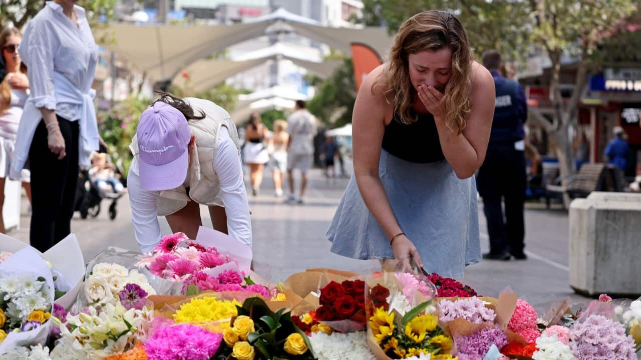 Fiori lasciati in ricordo delle vittime dell'attacco al centro commerciale Westfield a Bondi Junction, Sydney.