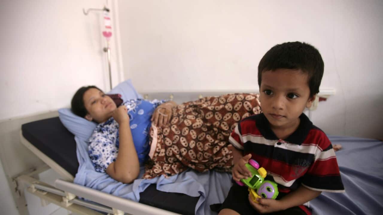 An asylum seeker from Myanmar with her son (AAP).jpg