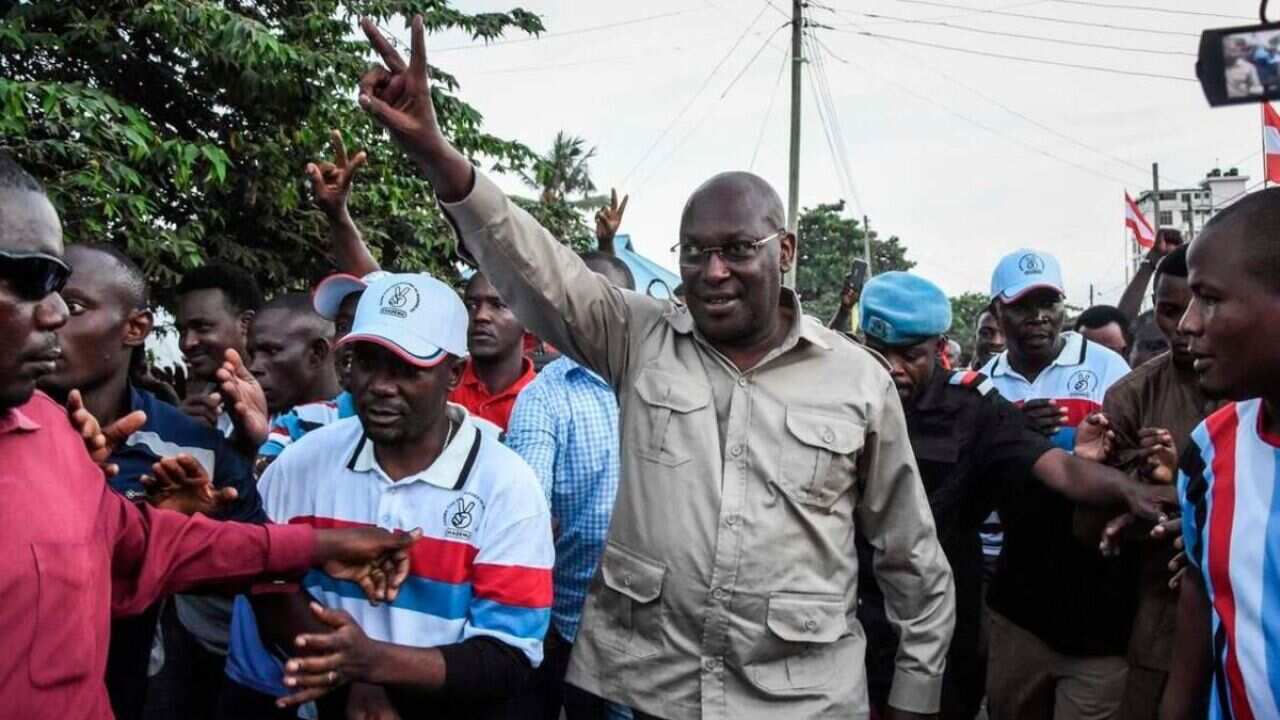 Freeman Mbowe kiongozi wa chama cha upinzani CHADEMA Tanzania, akiwa na baadhi ya wanachama