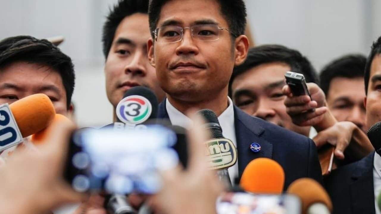 ร้อยโทปรีชาพล พงษ์พานิช หัวหน้าพรรคไทยรักษาชาติ กล่าวกับผู้สื่อข่าวหน้าศาลรัฐธรรมนูญ (AAP)