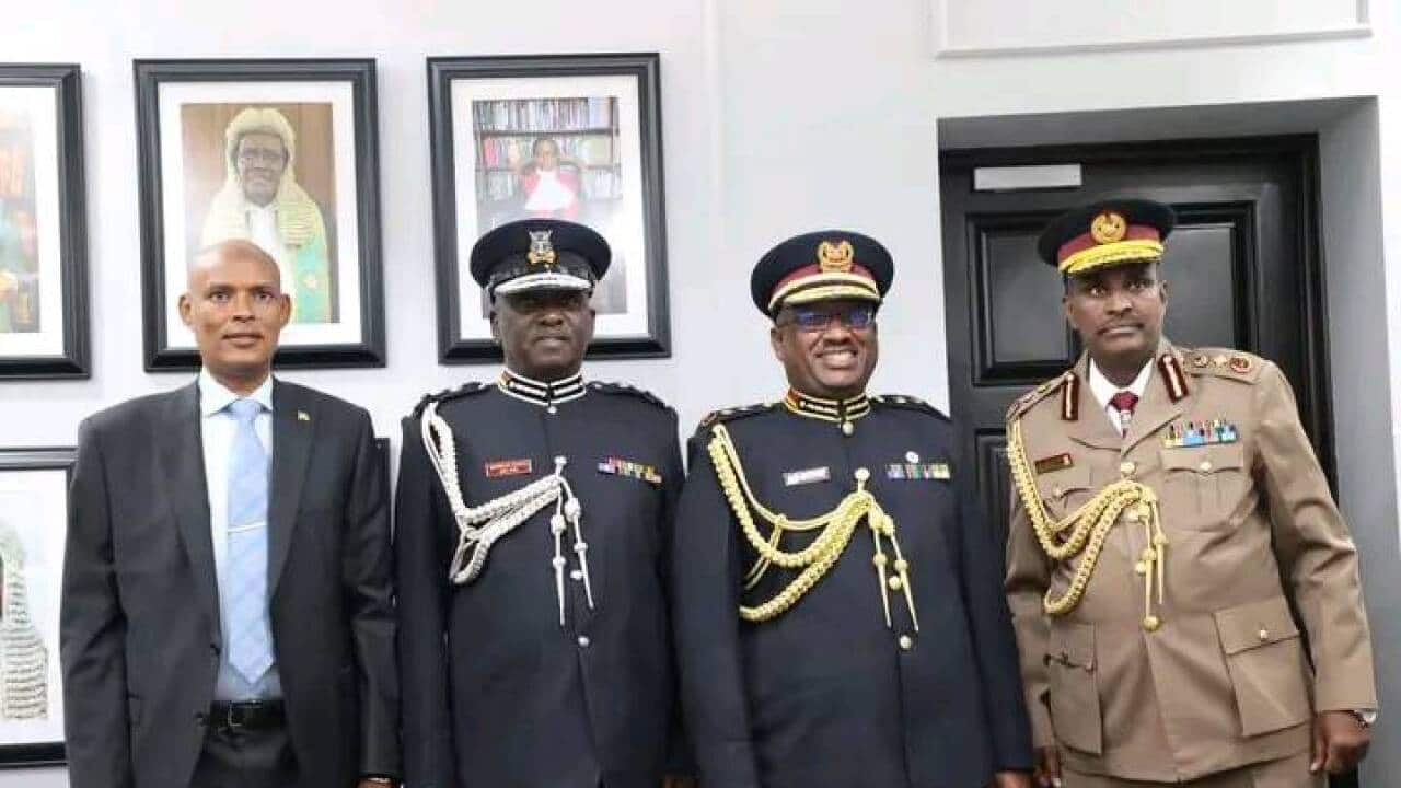 Inspekta Jenerali wa Polisi wa Kenya Douglas Kanja, akiwa pamoja na viongozi wenzake
