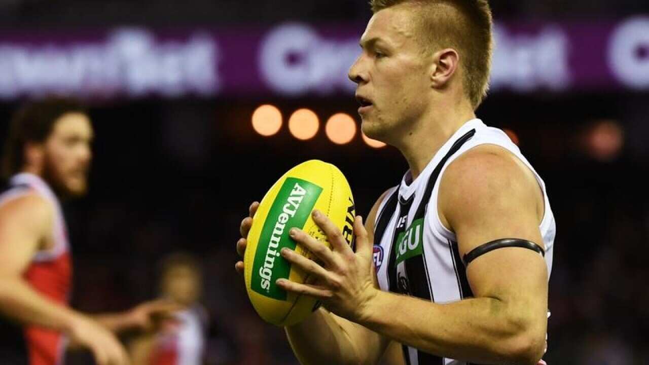 Jordan de Goey of the Magpies handles the ball.