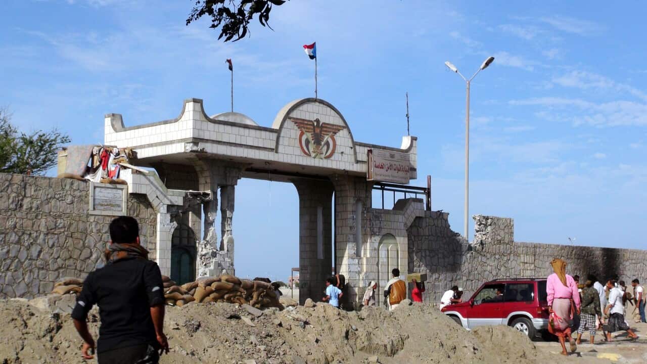 Armed members of a southern tribal militia loyal to Yemeni President Abdo Rabbo Mansour Hadi gather at the entrance to the special forces command, loyal to former President Ali Abdullah Saleh, following clashes in the southern port city of Aden, Yemen, 19