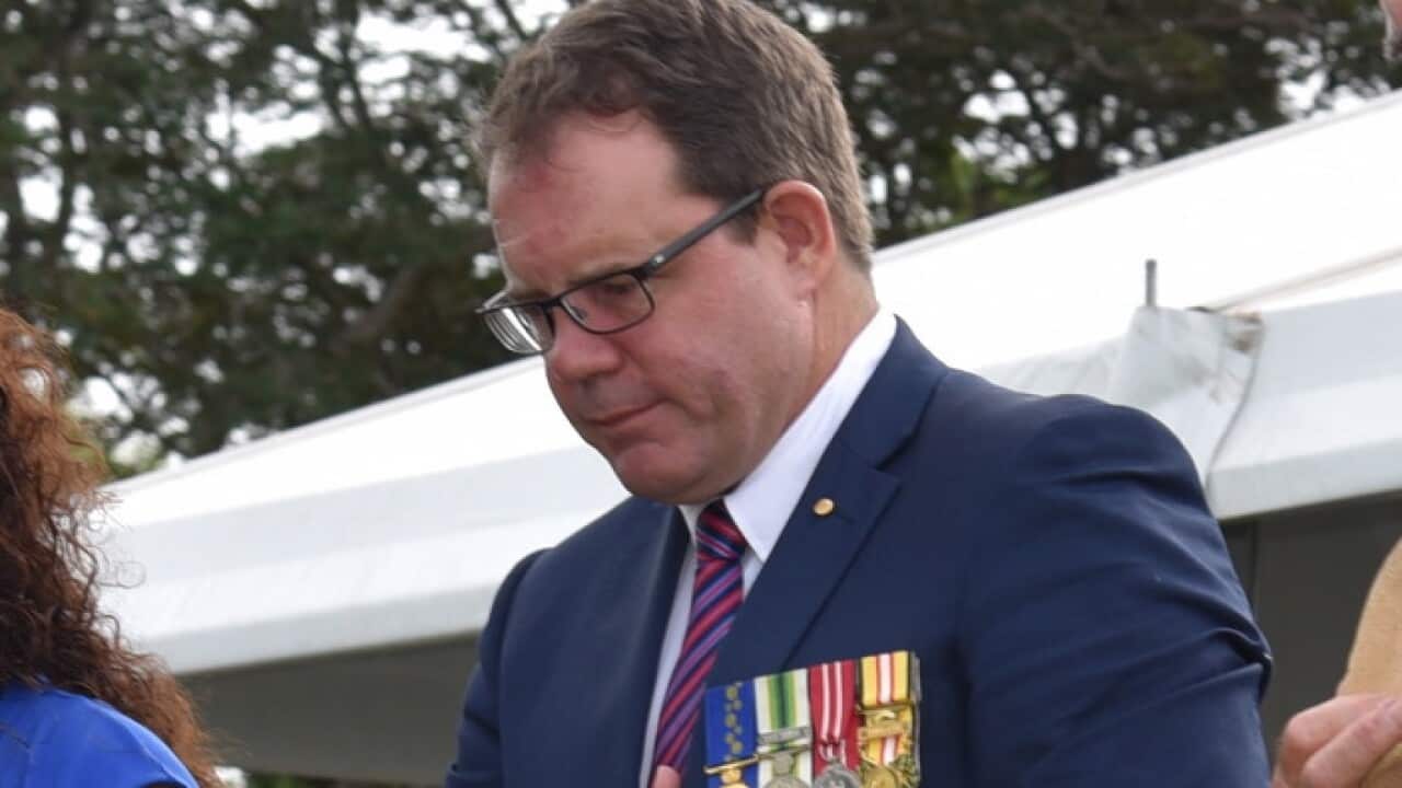 Mbunge wa chama cha Labor Luke Gosling akiwa na medali zake kutoka jeshi la Australia