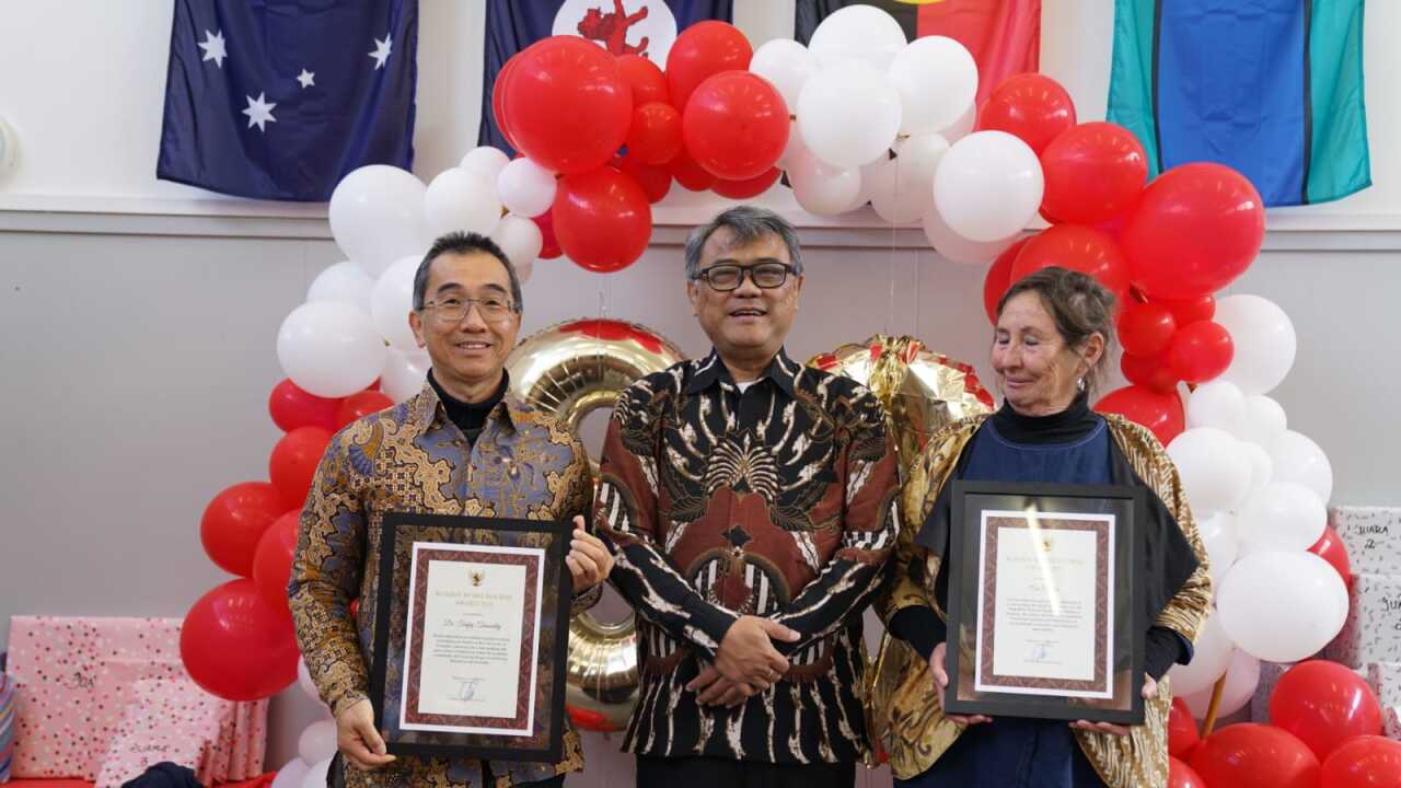 Dr Taufiq Tanasaldy (left) having his picture taken with the Consul General Republic of Indonesia for Victoria and Tasmania, Johanes Jatmiko Heru Prasetyo (centre) and another award recipient from Tasmania, Cas Charles – Tasmania, 30 Aug 2025.  Photo: Courtesy Mohammad Razan Bahri.