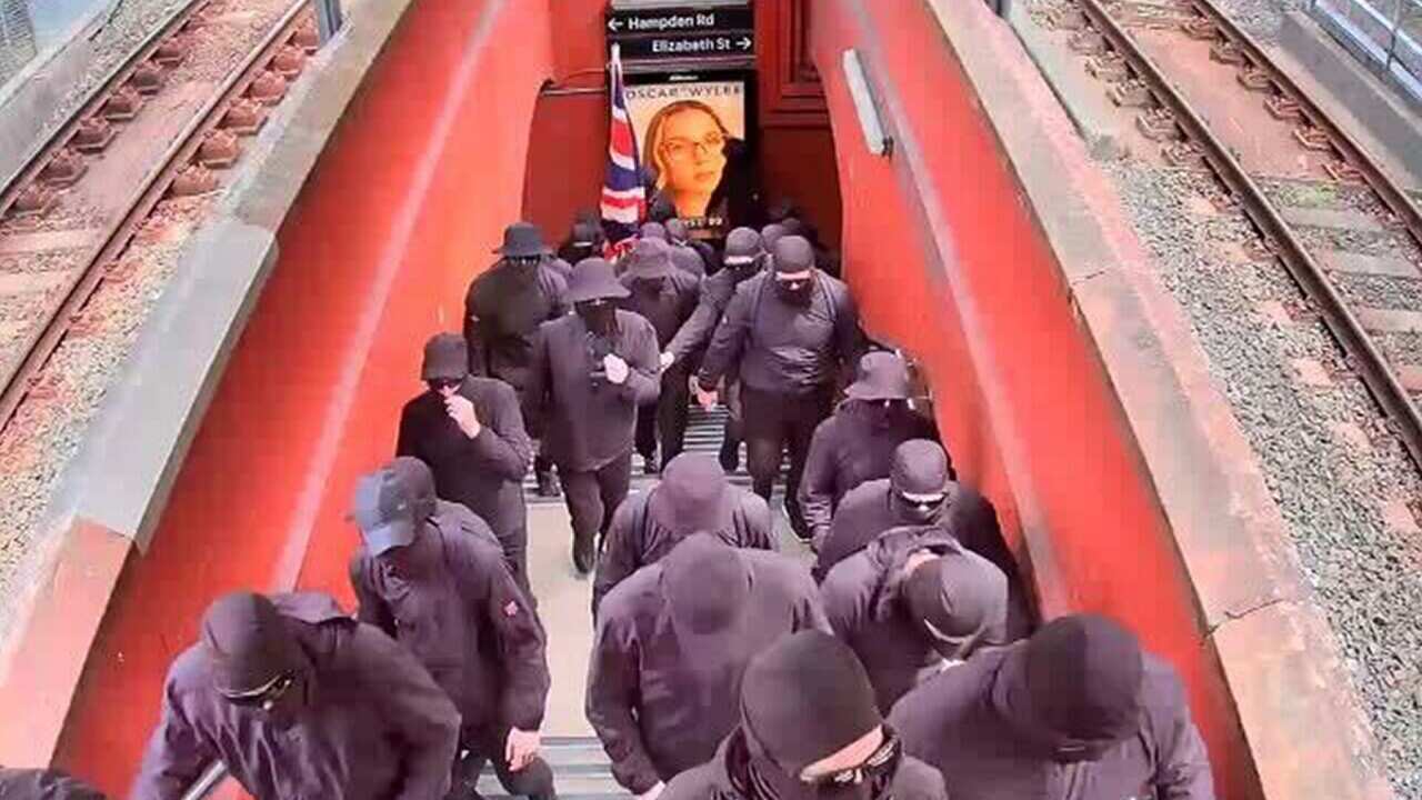 Un gruppo di una quarantina di uomini con volto coperto e bandiere australiane ha invaso durante AUstralia Day la stazione di Artarmon a Sydney.