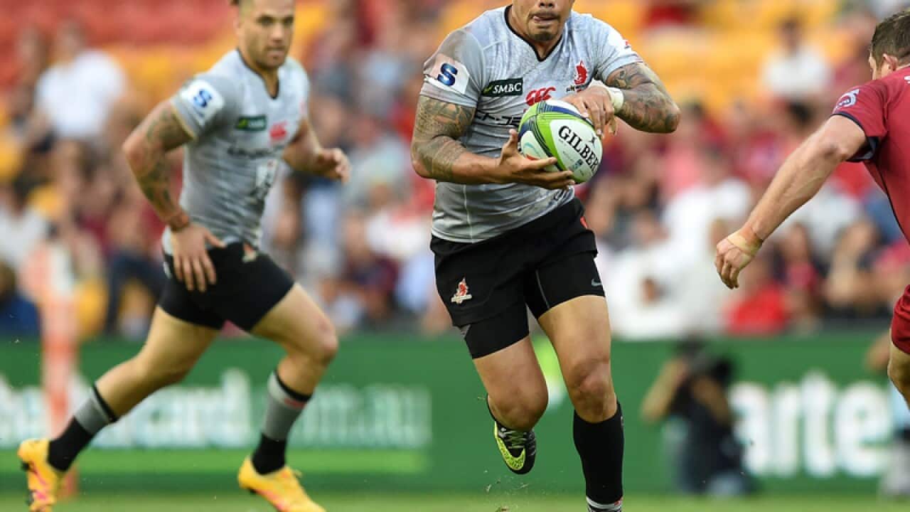 Tusi Pisi of the Sunwolves (centre) looks to offload