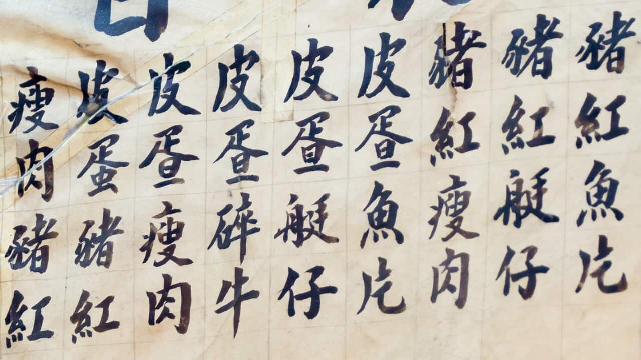 香港的粥舖一般都可以吃到美味軟滑的靚粥, 還有很多款式。
