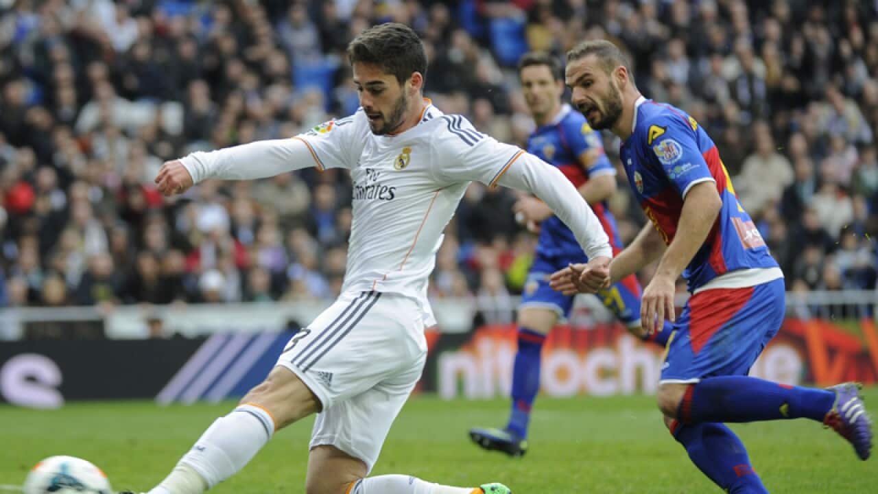 Real Madrid's midfielder Isco (L) kicks a goal vs Elche