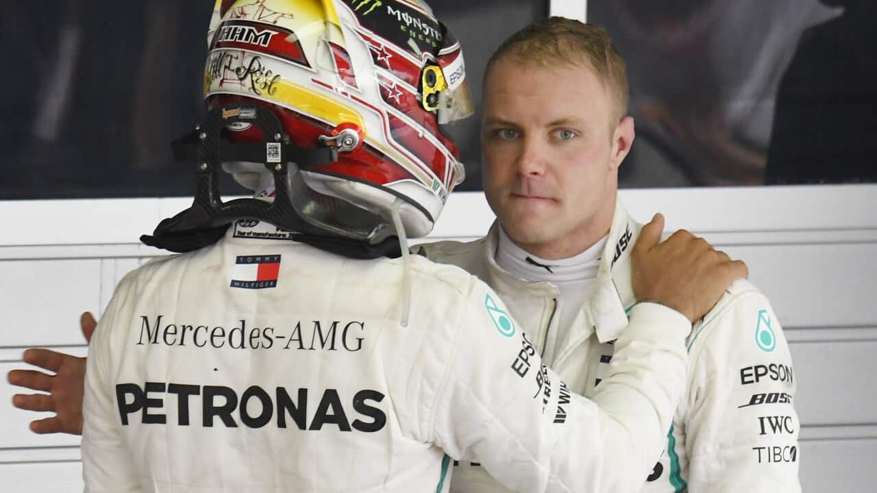 Glückliche "Sieger" sehen anders aus! Lewis Hamilton (li.) bedankt sich bei Valtteri Bottas(re.) für dessen "Schützenhilfe". Für Bottas nur ein schwacher Trost, wie man unschwer sehen kann.