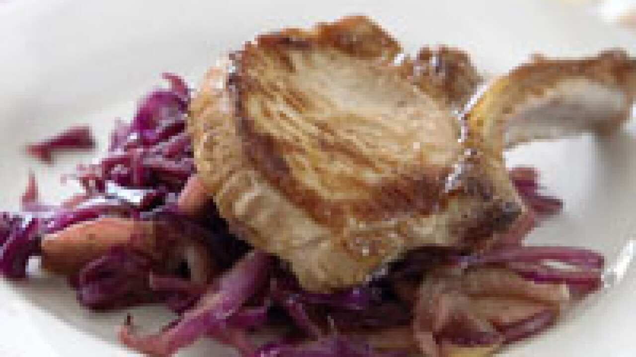 Pork chops with red cabbage, apple and fennel