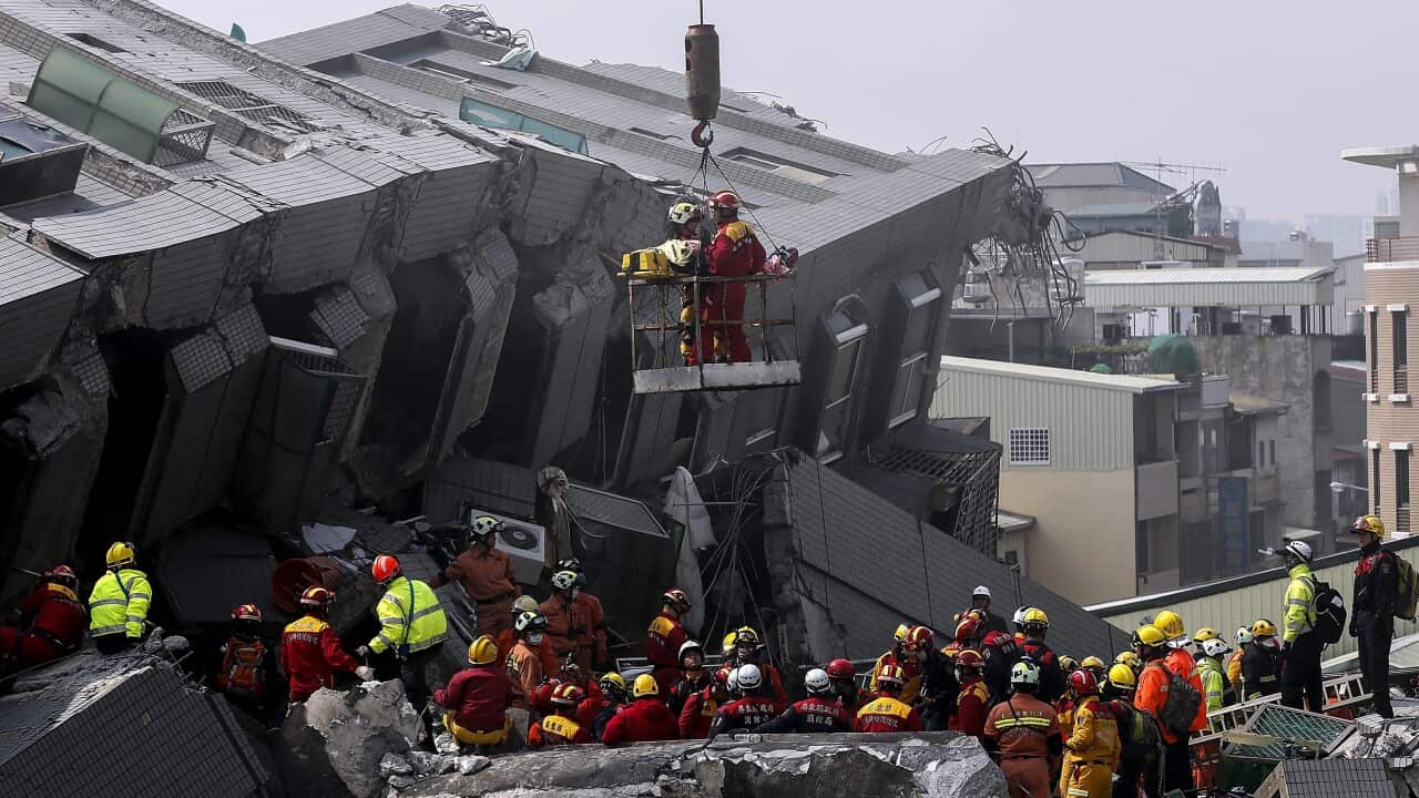 Rescuers use a crane to lift survivors from a collapsed building following a 6.4 magnitude earthquake that struck the area in Tainan City, Taiwan, 06 February 2016. (EPA)