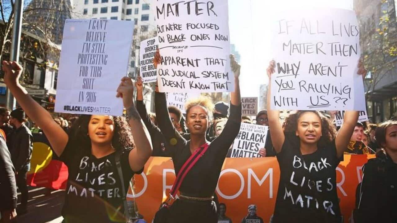 Wanaharakati wainua mabango ya Black Lives Matter mjini Melbourne