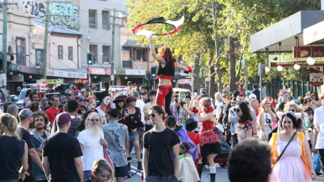 مردم در حال شرکت در یک جشن خیابانی در منطقه ای در نزدیکی سیدنی در ۲۲ آپریل ۲۰۱۸