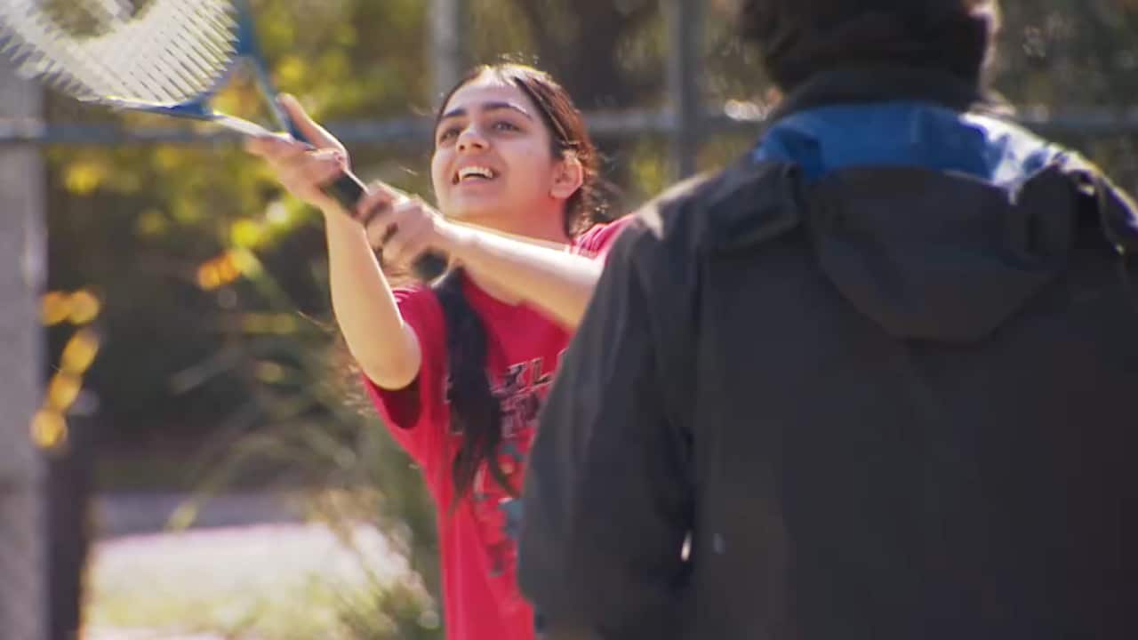 Maryam and her brother Zamir Melezai play badminton at Reclink in Sydney (SBS World News).png