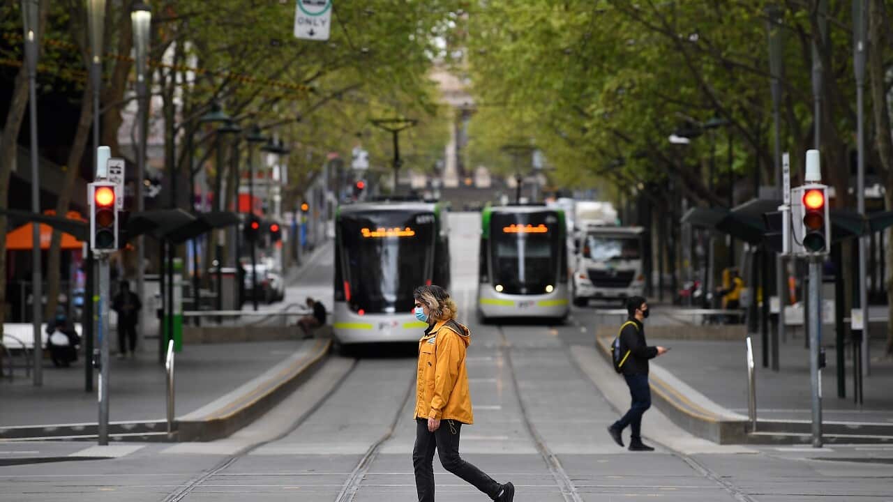 فردی در حال عبور از یکی از خیابانهای خالی ملبورن