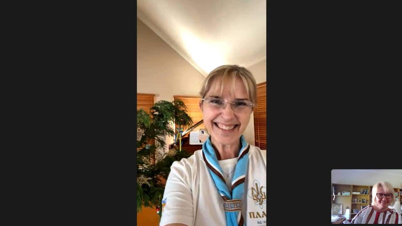 Хрестина Кметь очільниця молодіжної організації Пласт та Оксана Мазур.jpg