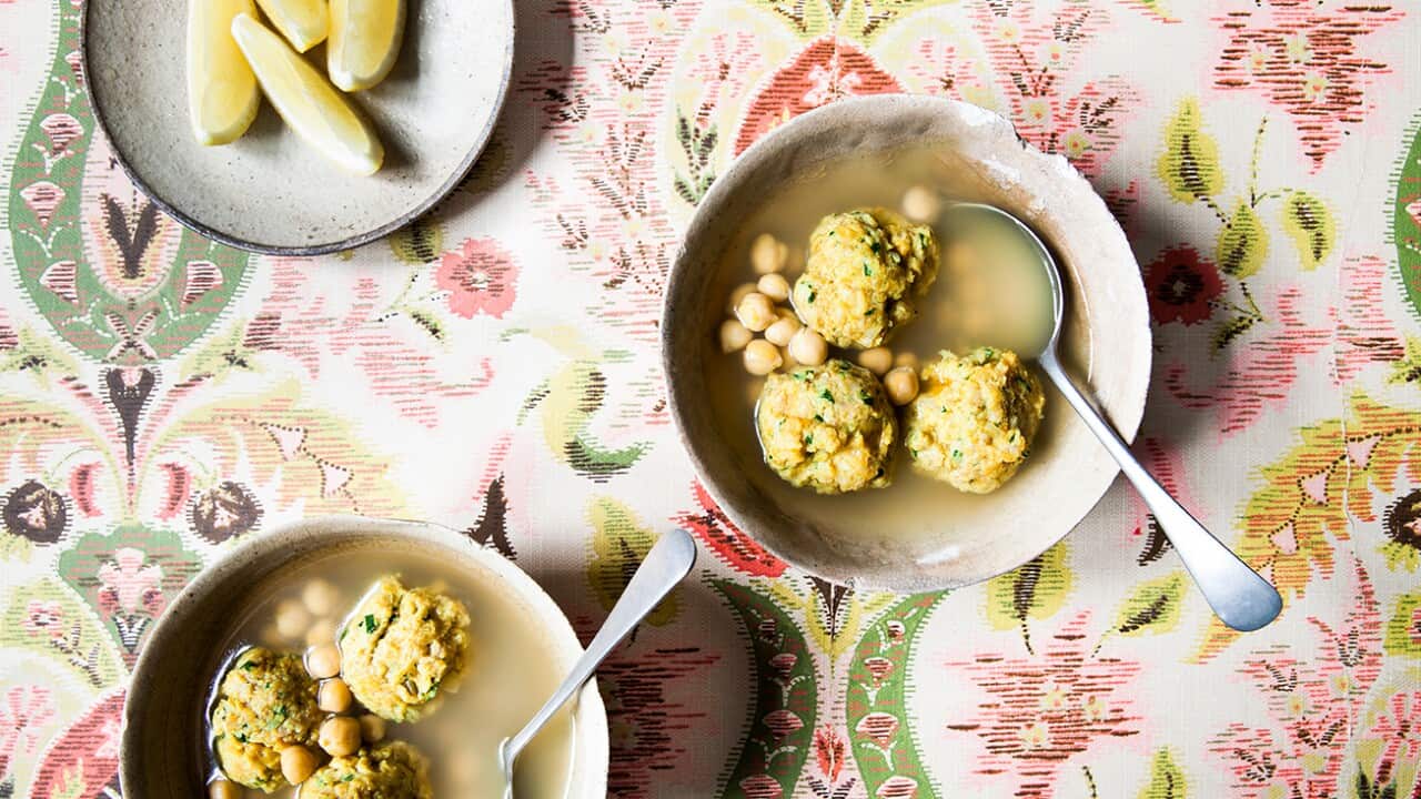 Turmeric soup with chicken meatballs (gundi)
