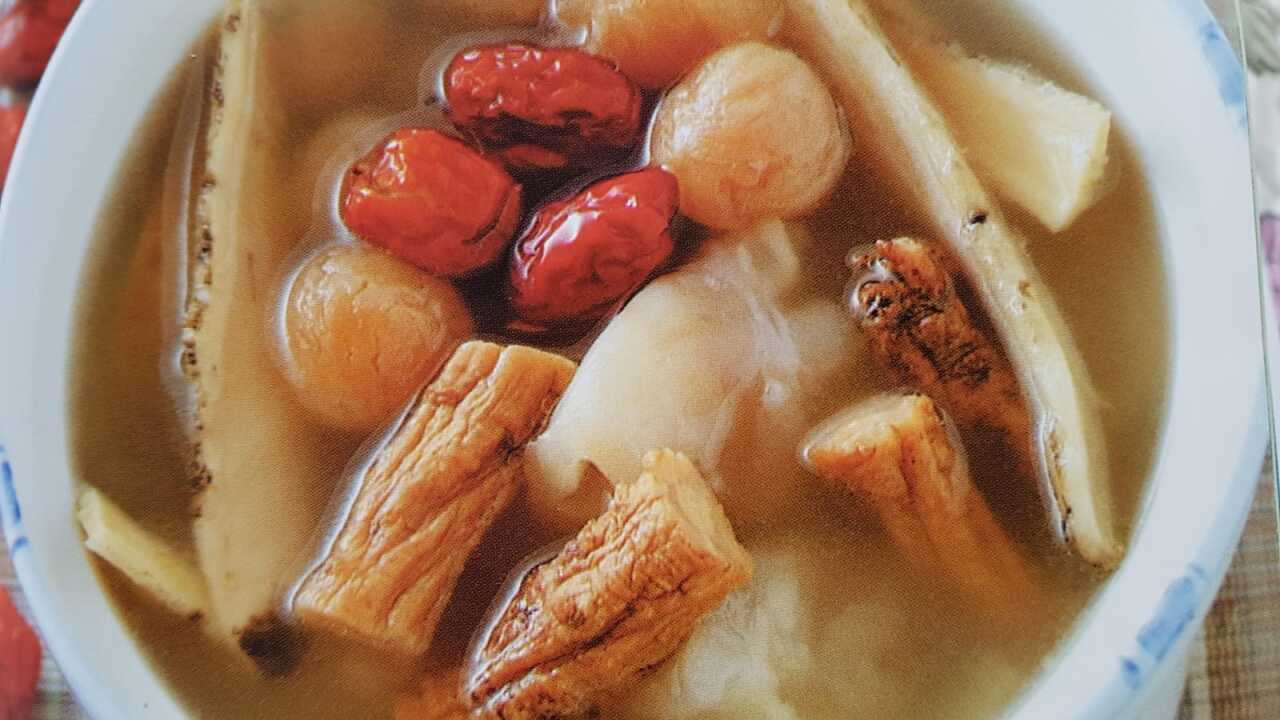 Chinese herbal beef tendon soup