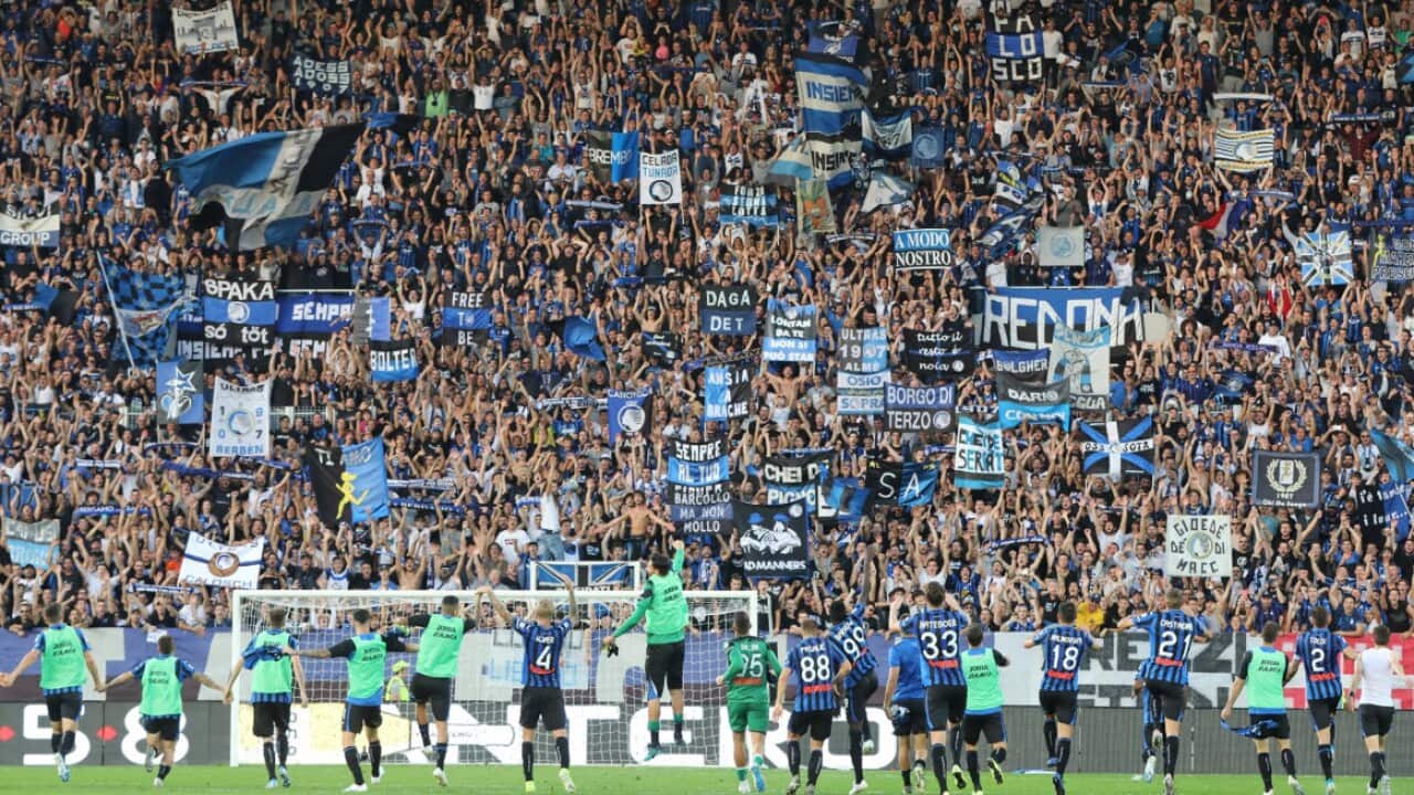 I giocatori dell'Atalanta festeggiano sotto la curva del Gewiss stadium dopo il 7-1 all'Udinese