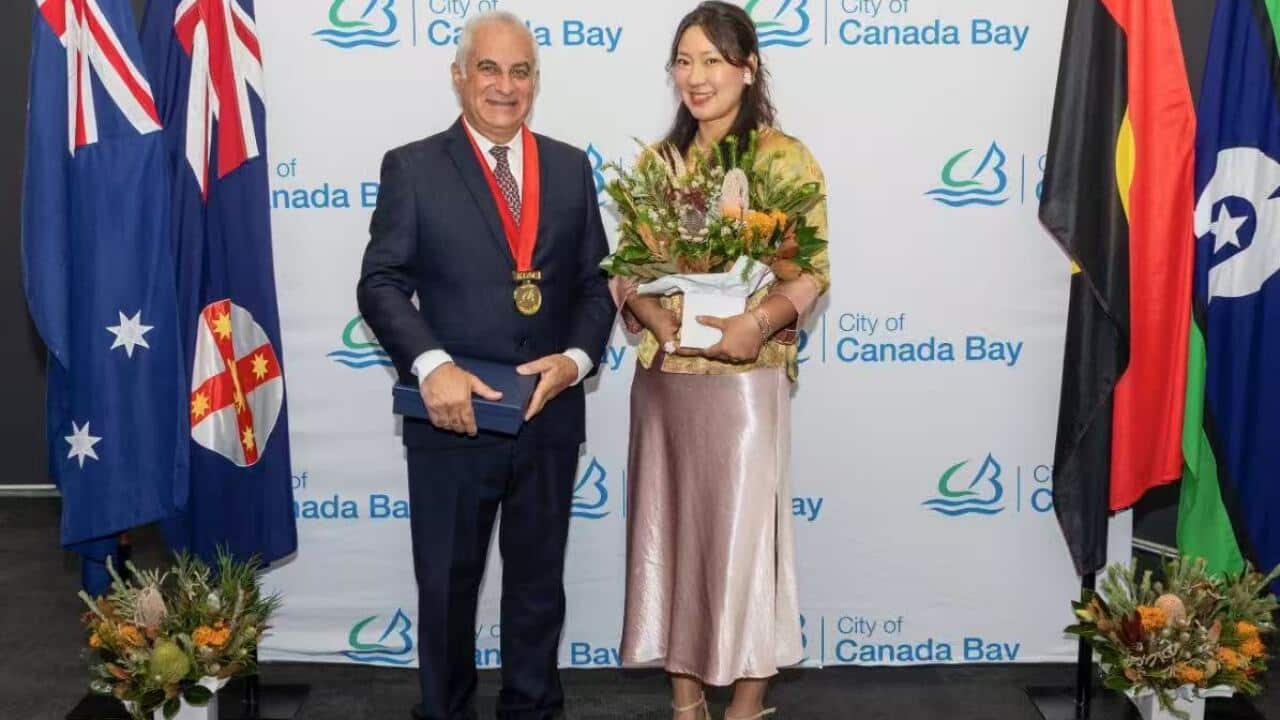 Canada bay council 市长Michael Megna给洪菁颁奖.jpg