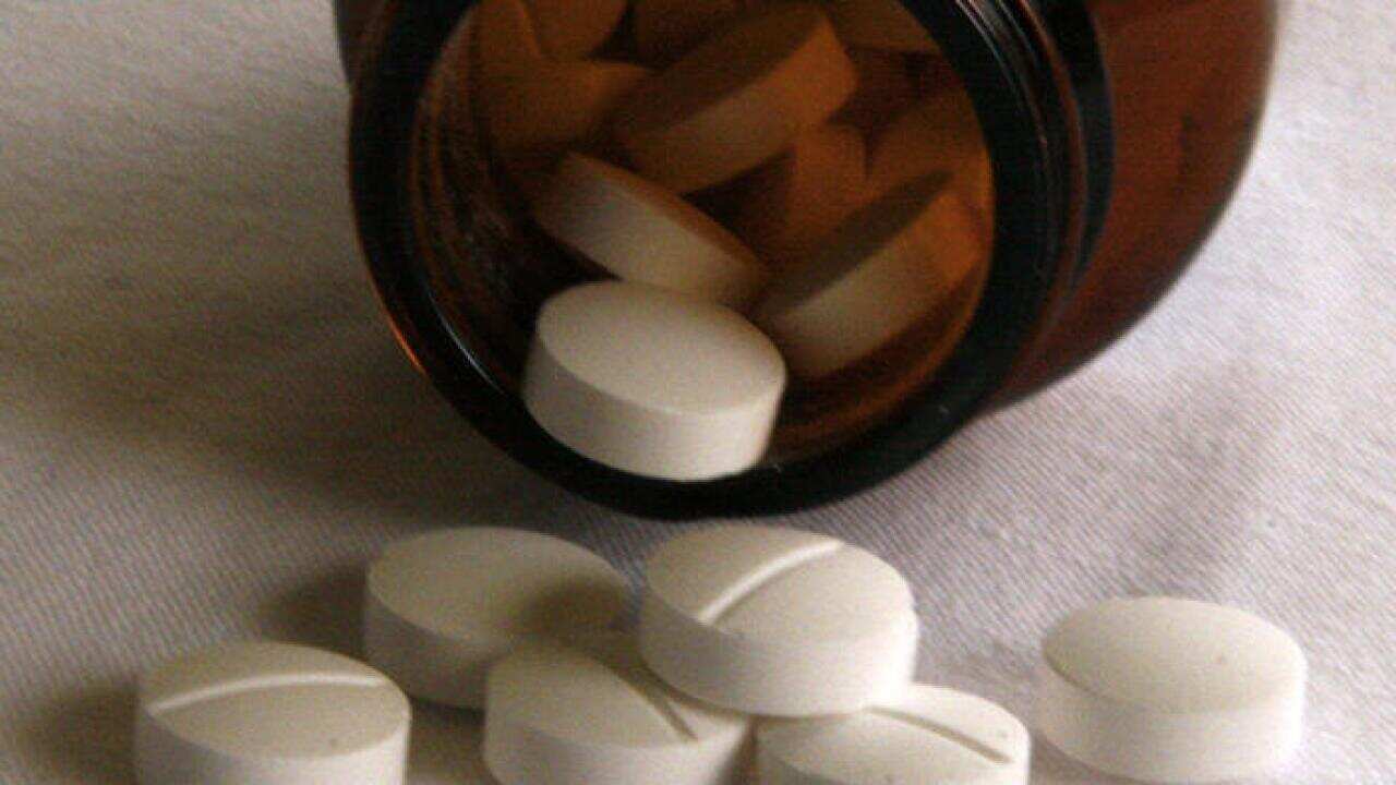 Tablets fall from a jar of medication in Sydney, September 17, 2008. (AAP Image/Melanie Foster) NO ARCHIVING, EDITORIAL USE ONLY