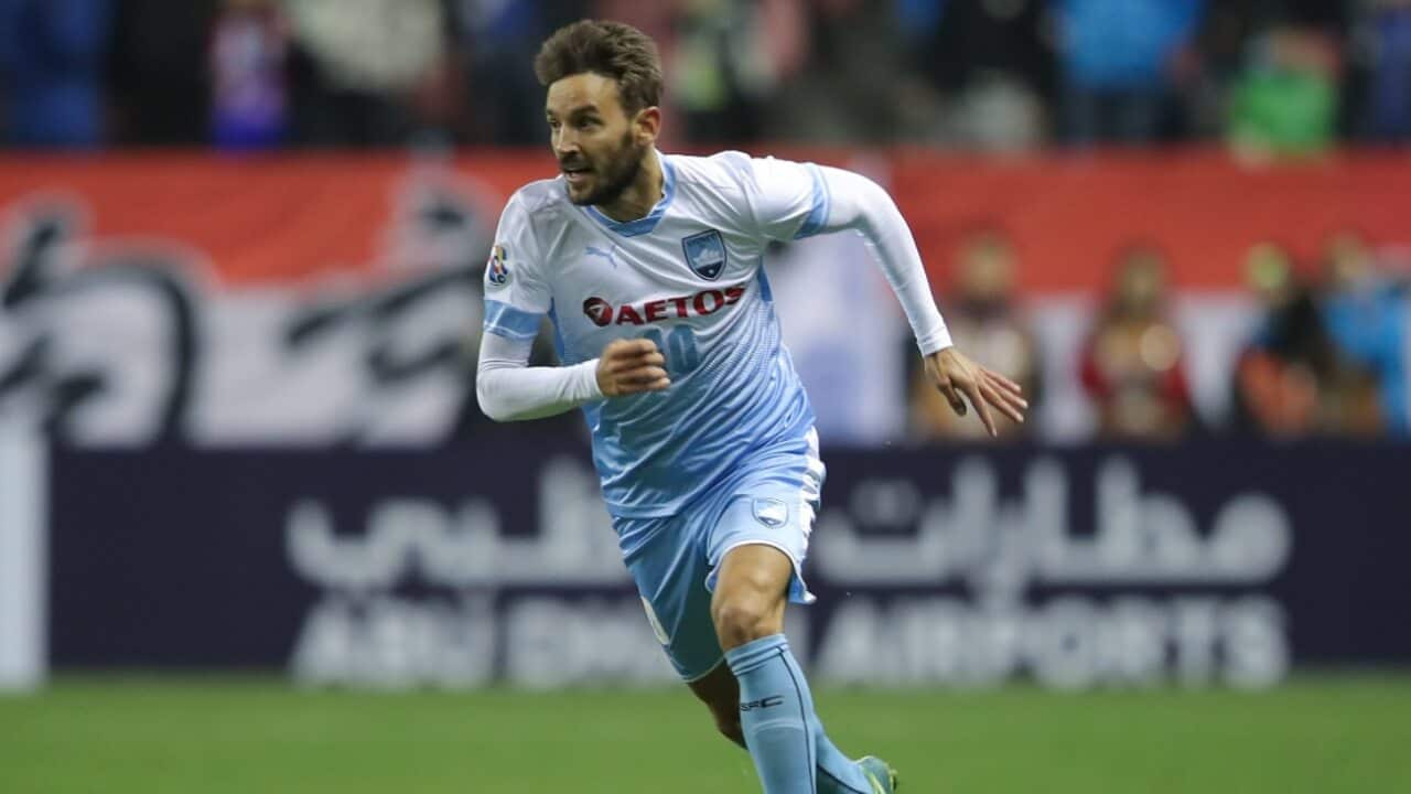 Milos Ninkovic playing for Sydney FC in China