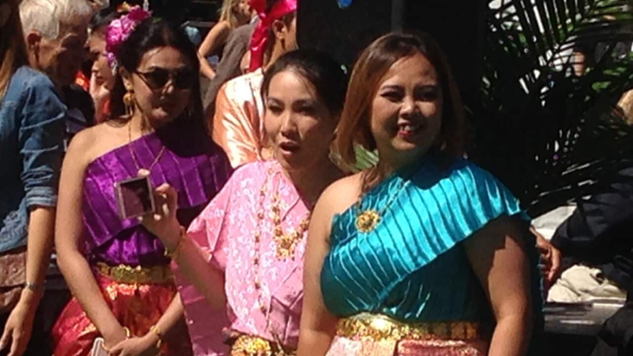 People dressing up in Thai traditional clothing