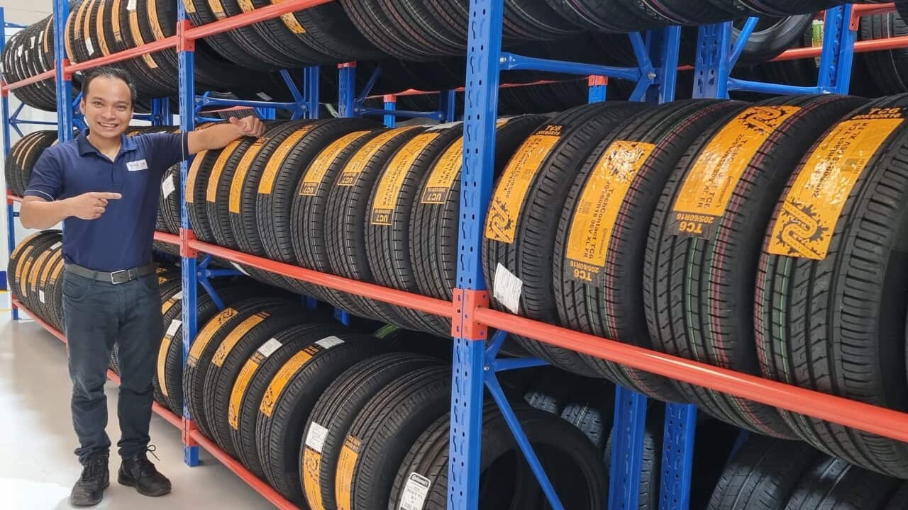 05 - Anh Toàn Nguyễn trong kho vỏ xe.jpg