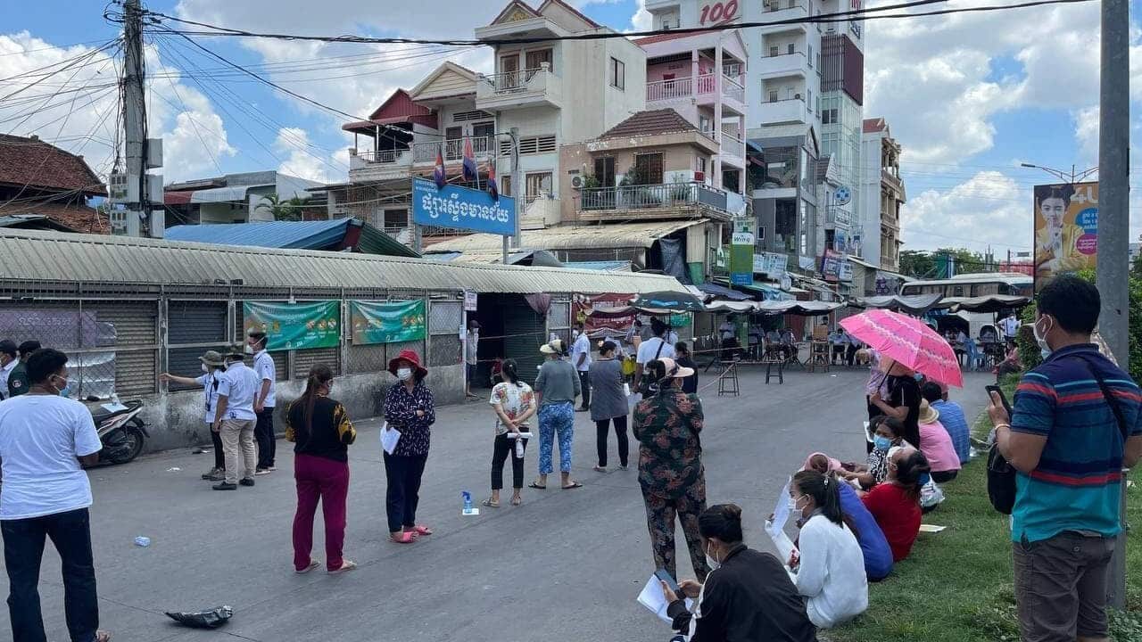 People waiting to get tested