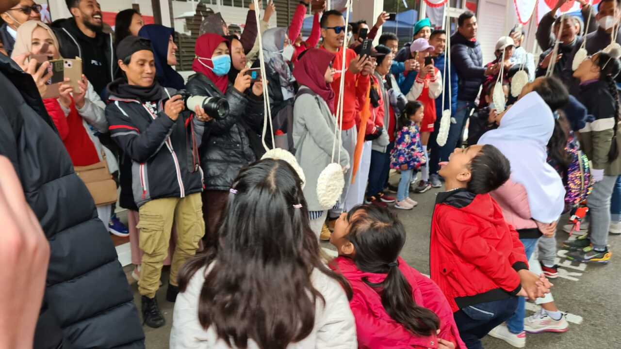 Crackers eating competition for children at the Indonesian Embassy in Canberra, Aug 2022.
