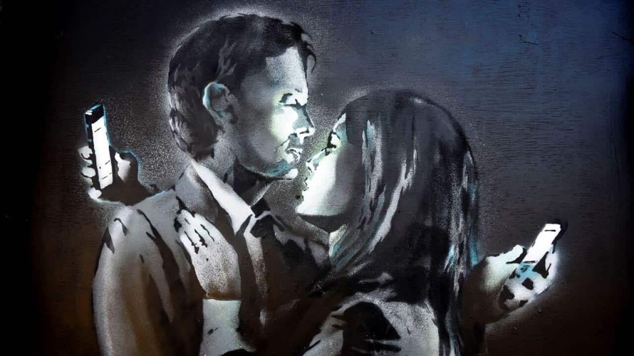 Banksy artwork Mobile Lovers