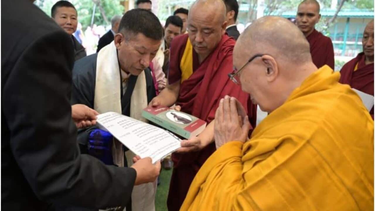 ཕྱག་དེབ་འཛམ་གླིང་གི་སྤྱི་ནོར་སྤྱན་འབུལ་ཞུ་བཞིན་པའི་ངམ་རིང་བློ་བཟང་བསྟན་དར་ལགས།