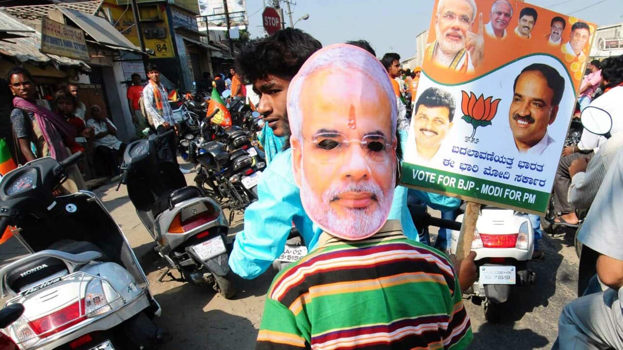 Bharatiya Janata Party (BJP) supporters wearing BJP prime ministerial candidate Narendra Modi's mask take part in the campaign rally for the upcoming Lok Sabha election in Bangalore, India, 06 April 2014. (AFP)