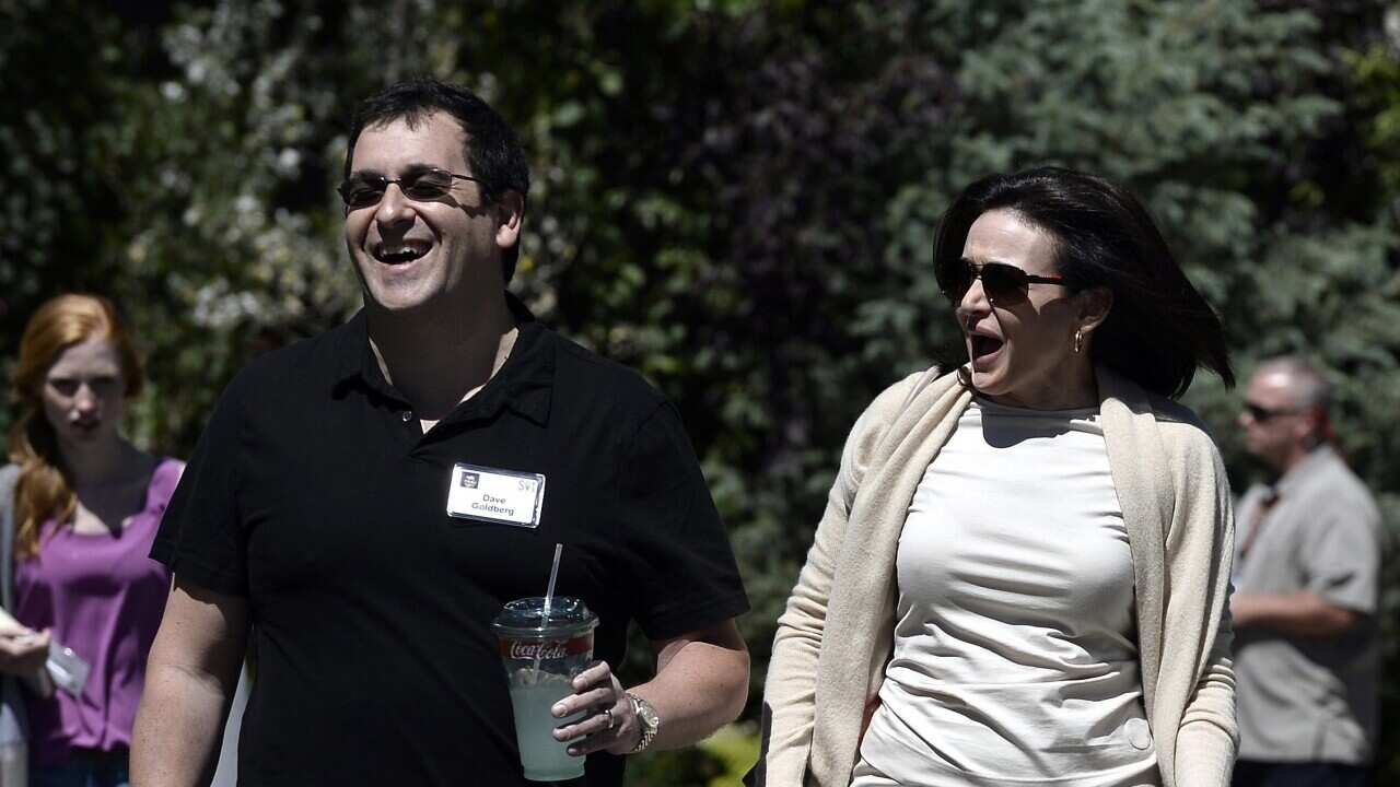 Sheryl Sandberg, chief operating officer of Facebook and late husband David Goldberg (L), chief operating officer of SurveyMonkey (File: EPA/ANDREW GOMBERT)