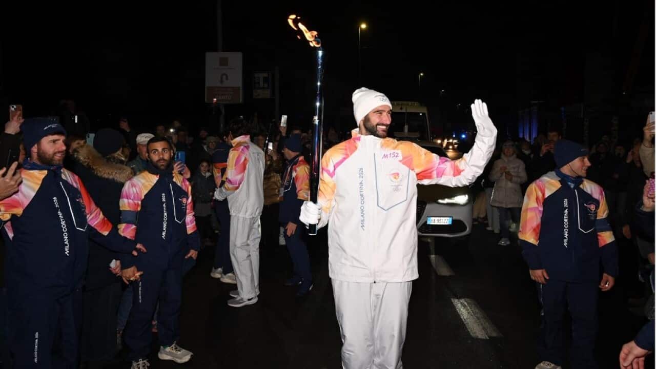 Il capitano di Cantù Riccardo Moraschini durante la sua frazione da tedoforo.