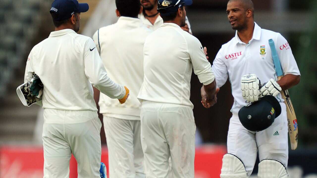 Vernon Philander (R) shakes hands with Murali Vijay (2R)